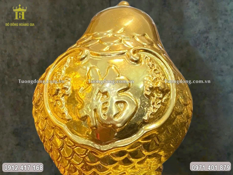 Hình ảnh chữ Phúc được chạm khắc nổi sắc nét